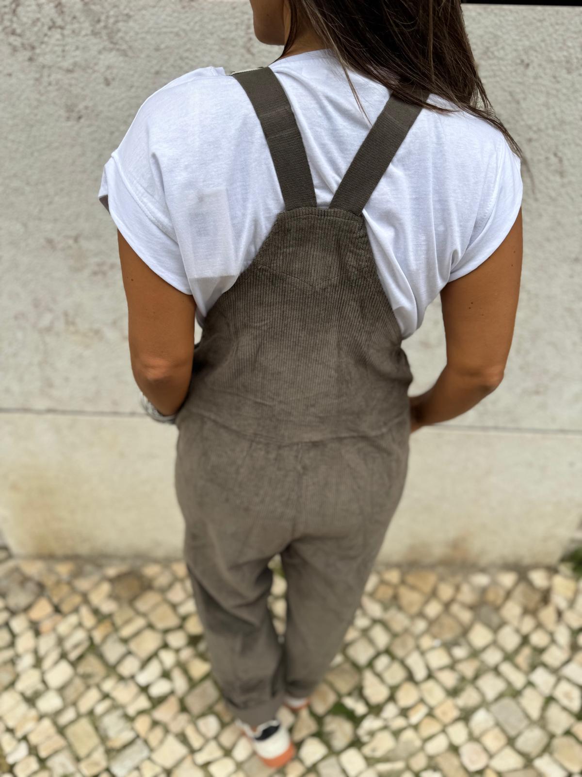 Pessoa de costas vestindo macacão castanho em tecido canelado, t-shirt branca e ténis brancos