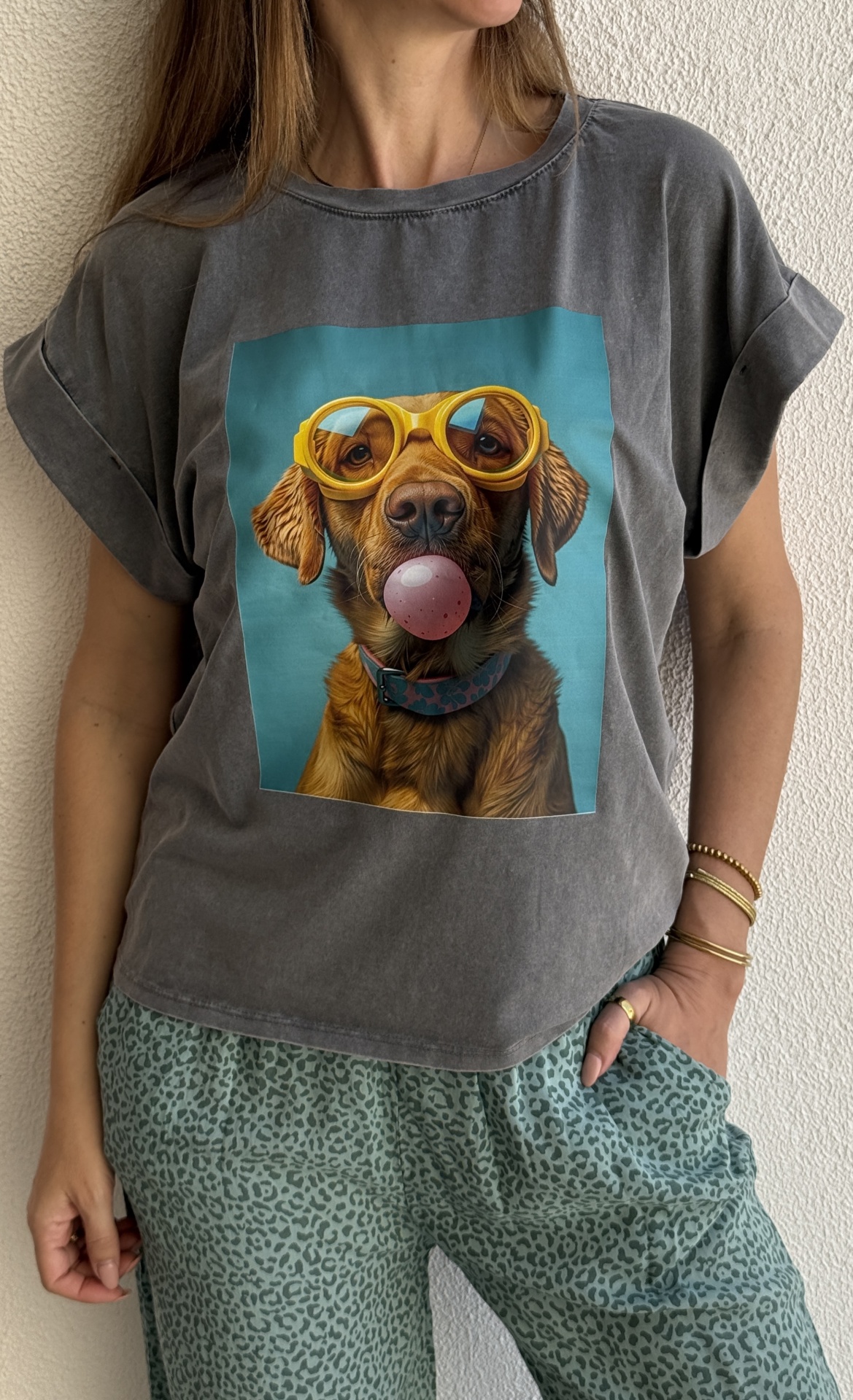 T-shirt cinzenta com estampa engraçada de cão com óculos e calças verdes com padrão animal print.