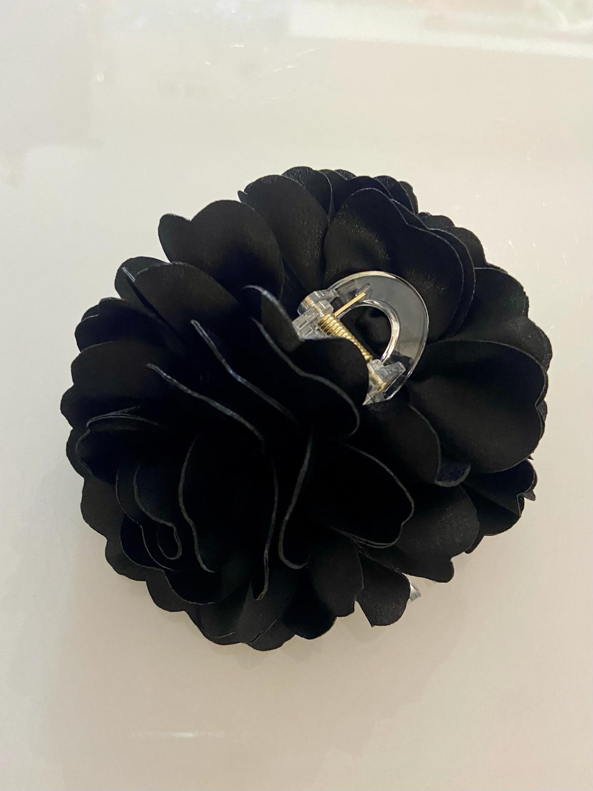 Anel em formato de flor preta com pétalas em tecido.