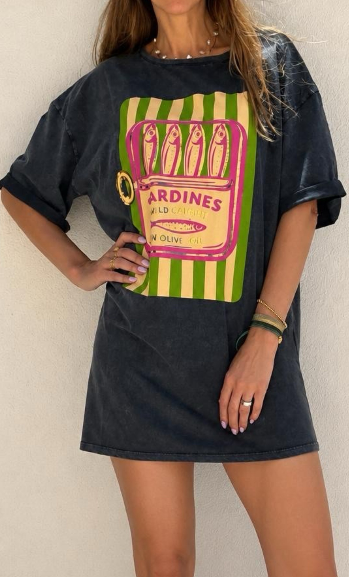 Vestido ou t-shirt oversized preta com estampado colorido de lata de sardinhas