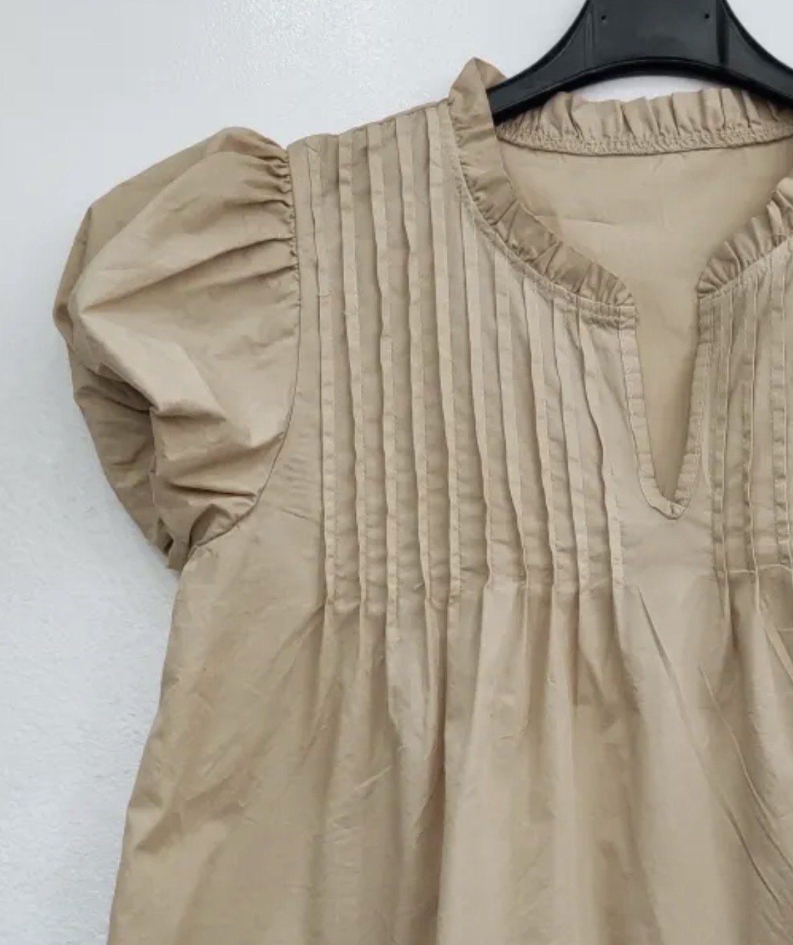 Blusa bege feminina com mangas bufantes, pregas frontais e decote em V