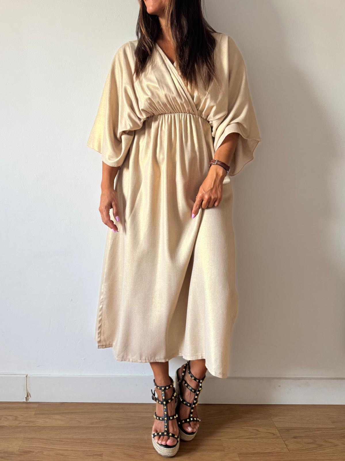 Vestido bege comprido com manga ampla e cintura franzida