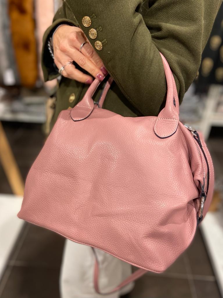 Mala de mão em pele rosa com textura granulada e alças fixas
