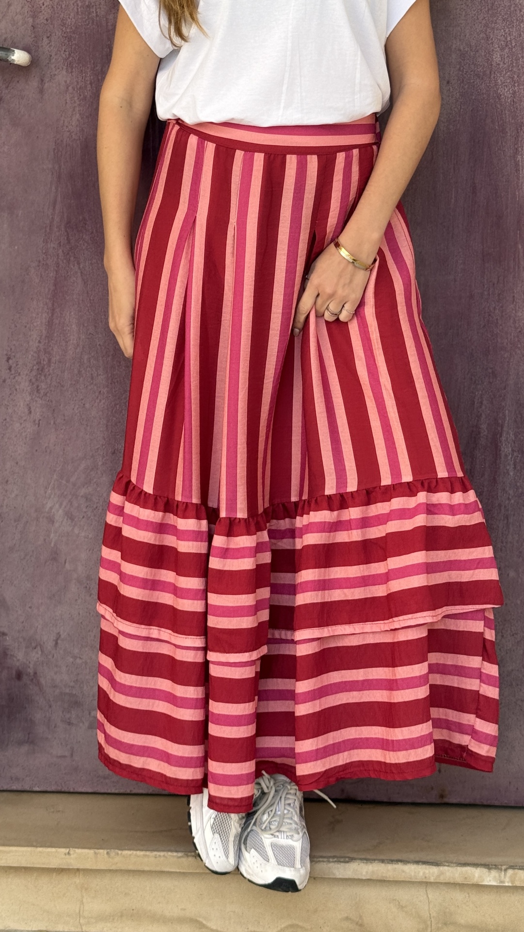 Saia longa às riscas vermelhas, rosas e fúcsia com folho na barra