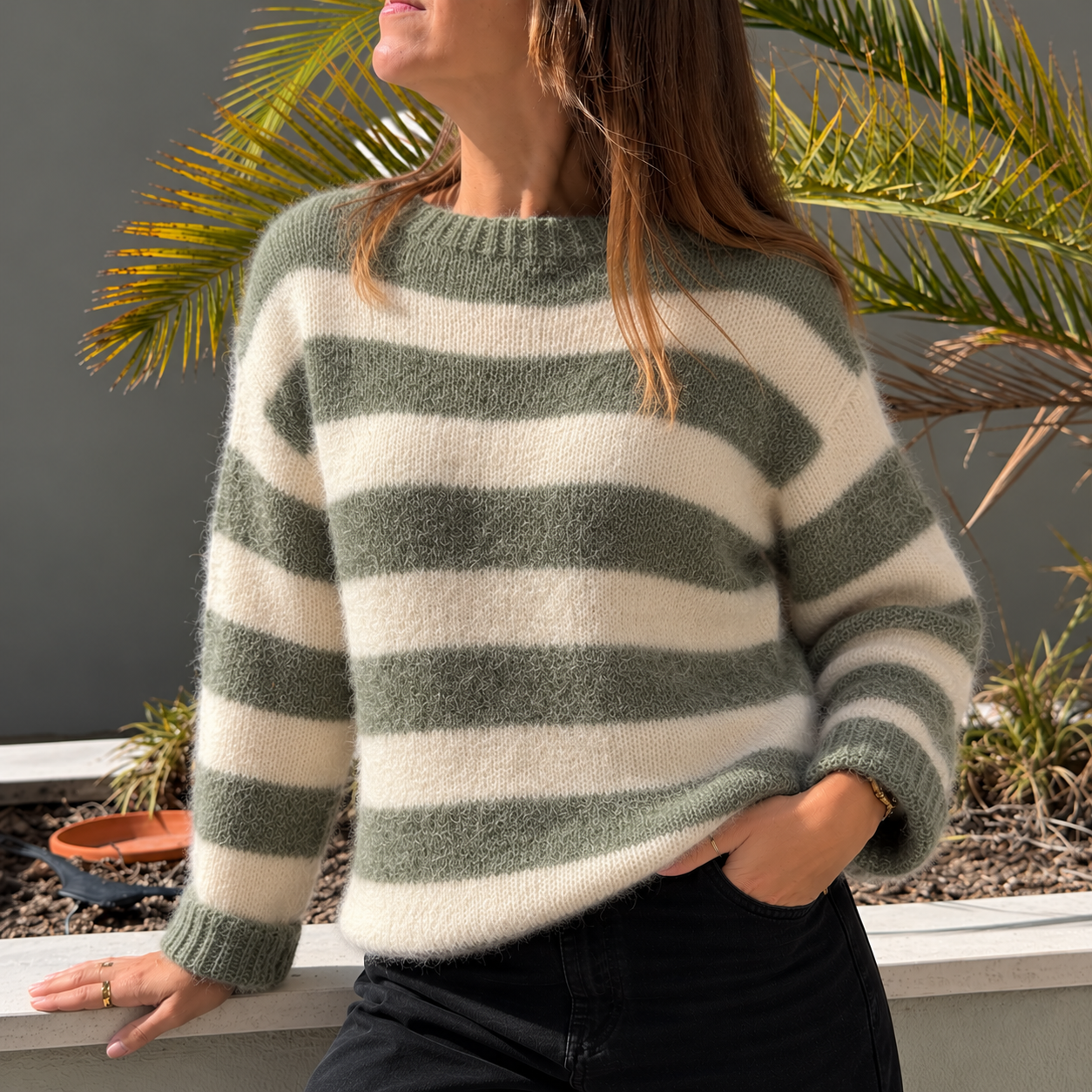Camisola de malha às riscas verdes e brancas com textura felpuda