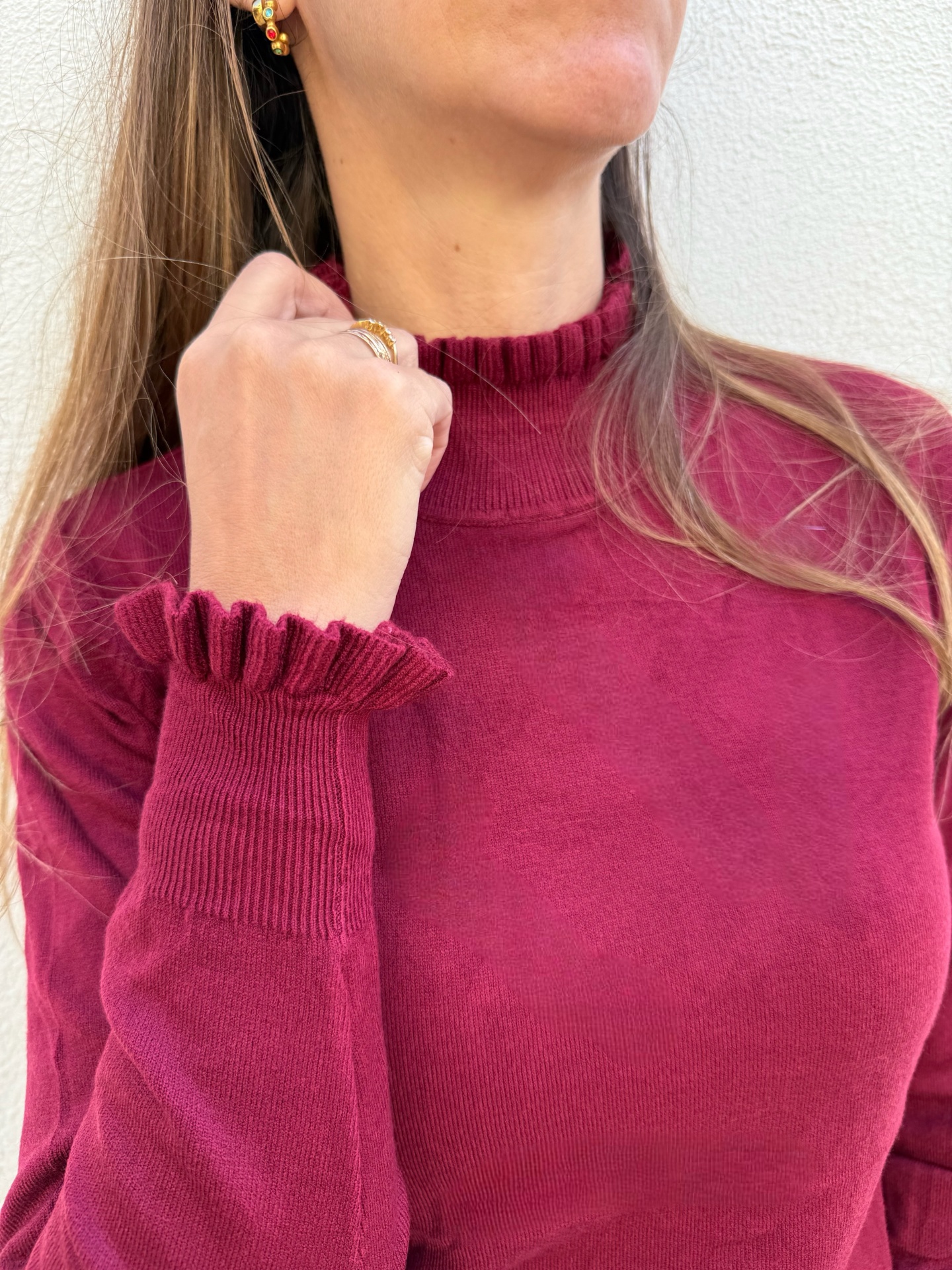 Camisola vinho de malha com gola alta e punhos frisados