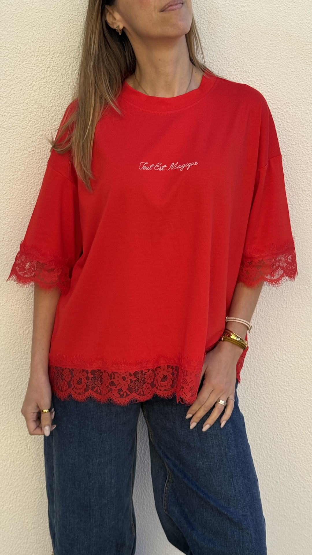 T-shirt vermelha com renda e texto bordado Tout Est Magique