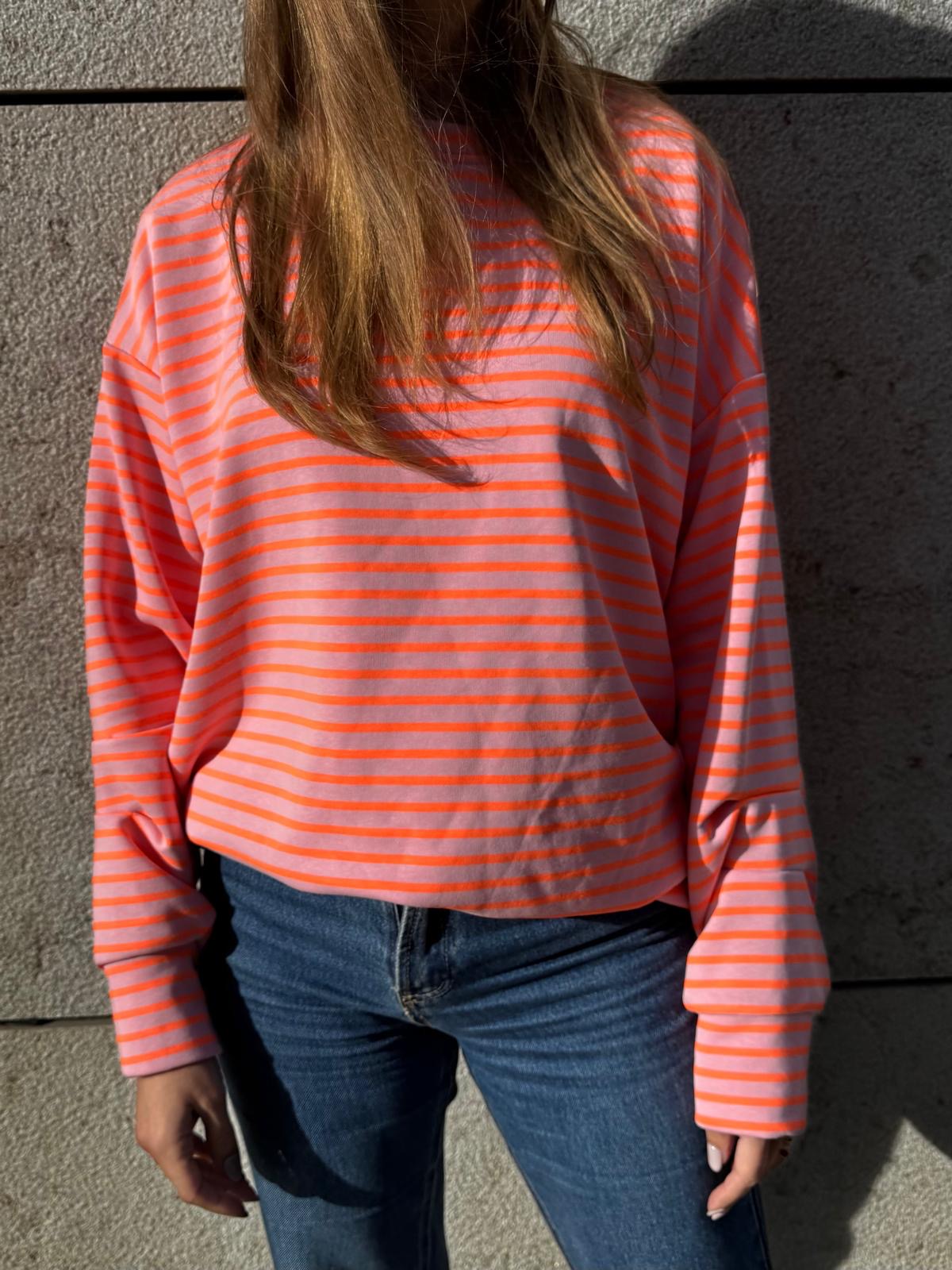 T-shirt de manga comprida riscada em laranja e rosa com calças de ganga