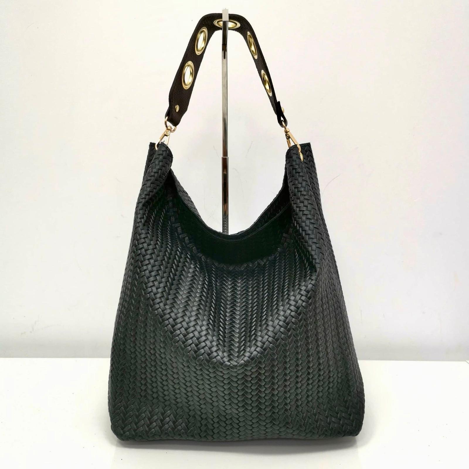 Mala preta trançada com alça preta e ilhós dourados