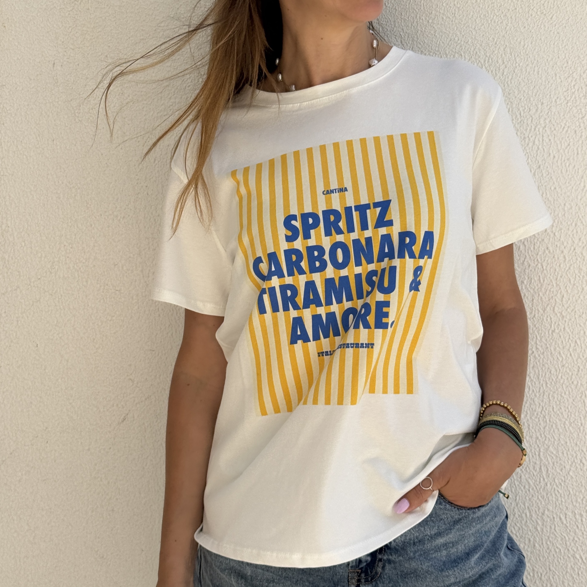 T-shirt branca com estampa amarela e azul com texto