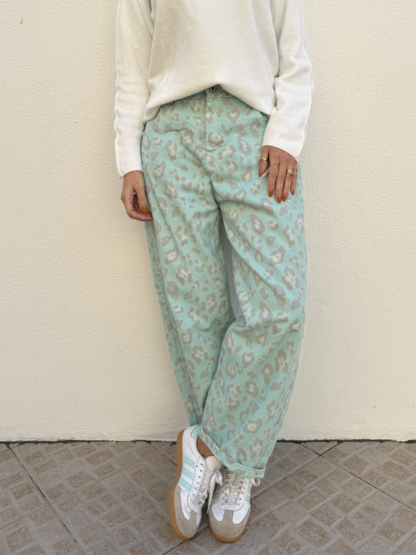 Calças animal print verde menta com camisola branca e ténis brancos