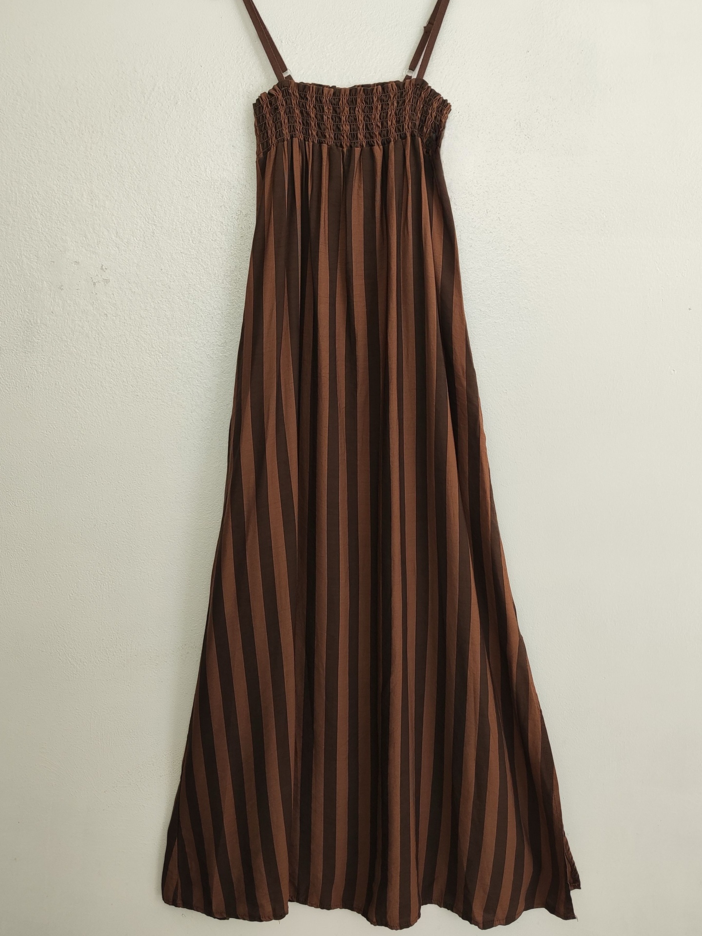 Vestido comprido castanho às riscas verticais pretas com alças finas