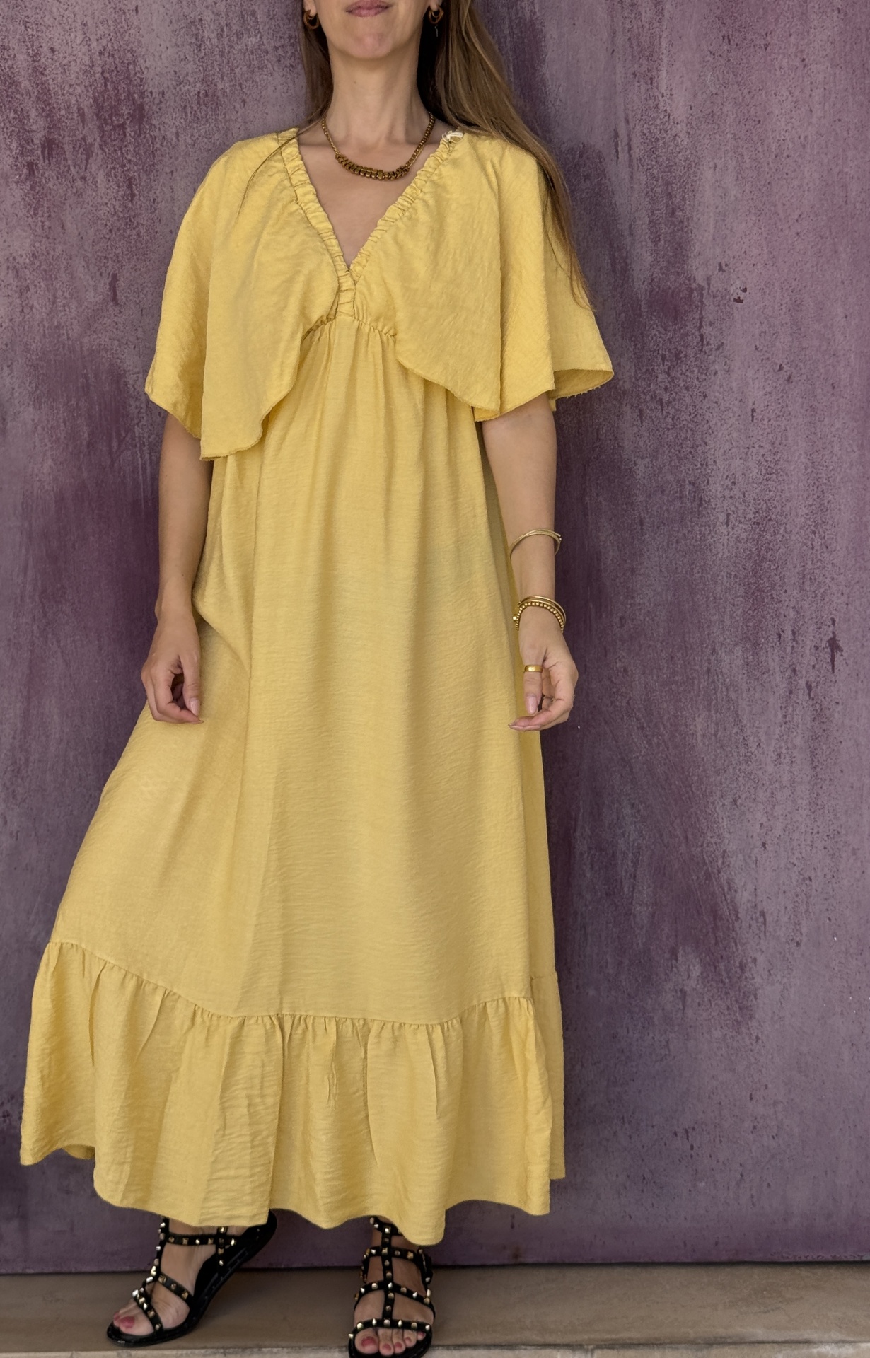 Vestido amarelo comprido com decote em V e folho na bainha