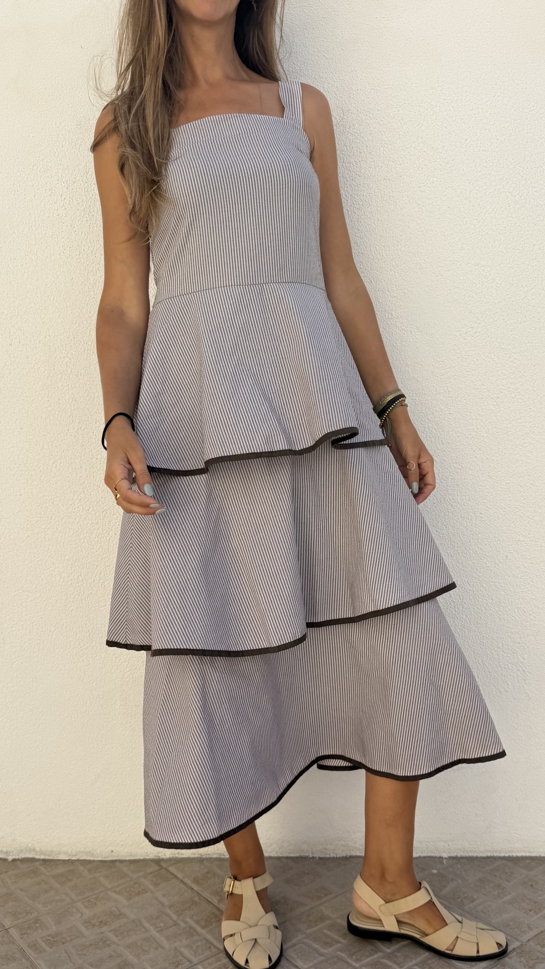 Vestido comprido de riscas finas em preto e branco com várias camadas e alças largas