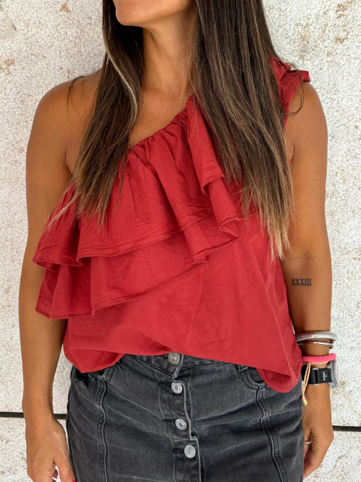 Top vermelho com folhos e saia preta com botões