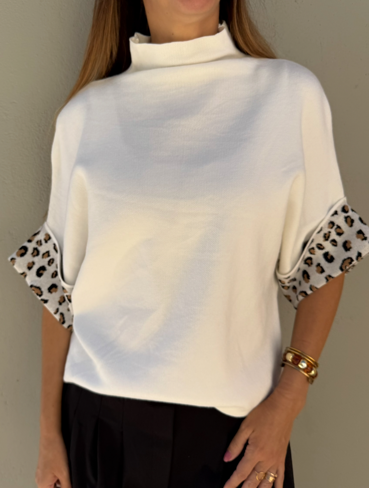 Blusa branca de manga curta com punhos leopard print e calças pretas
