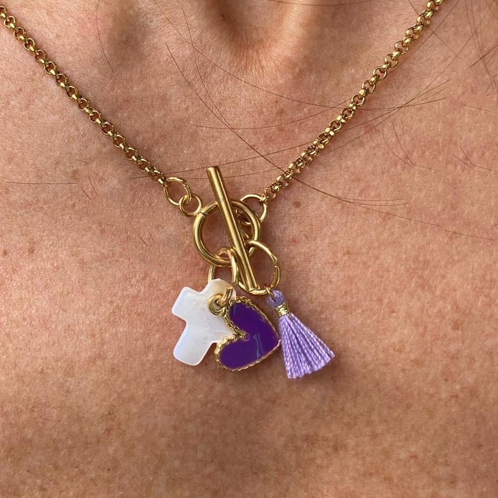 Colar dourado com cruz branca, coração roxo e borla lilás