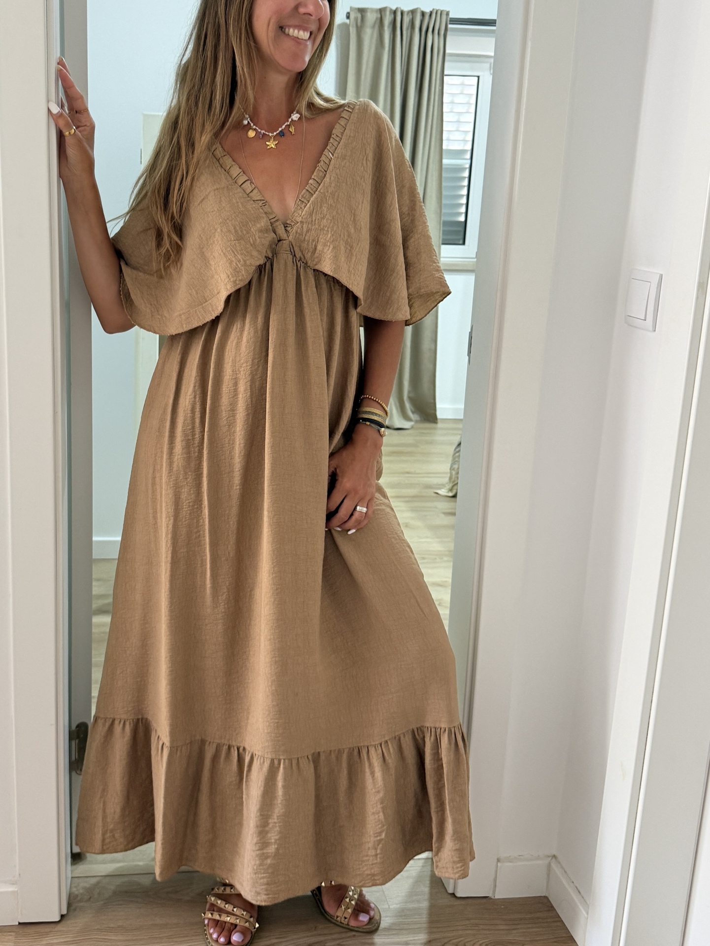 Vestido comprido castanho claro com decote em V e folhos