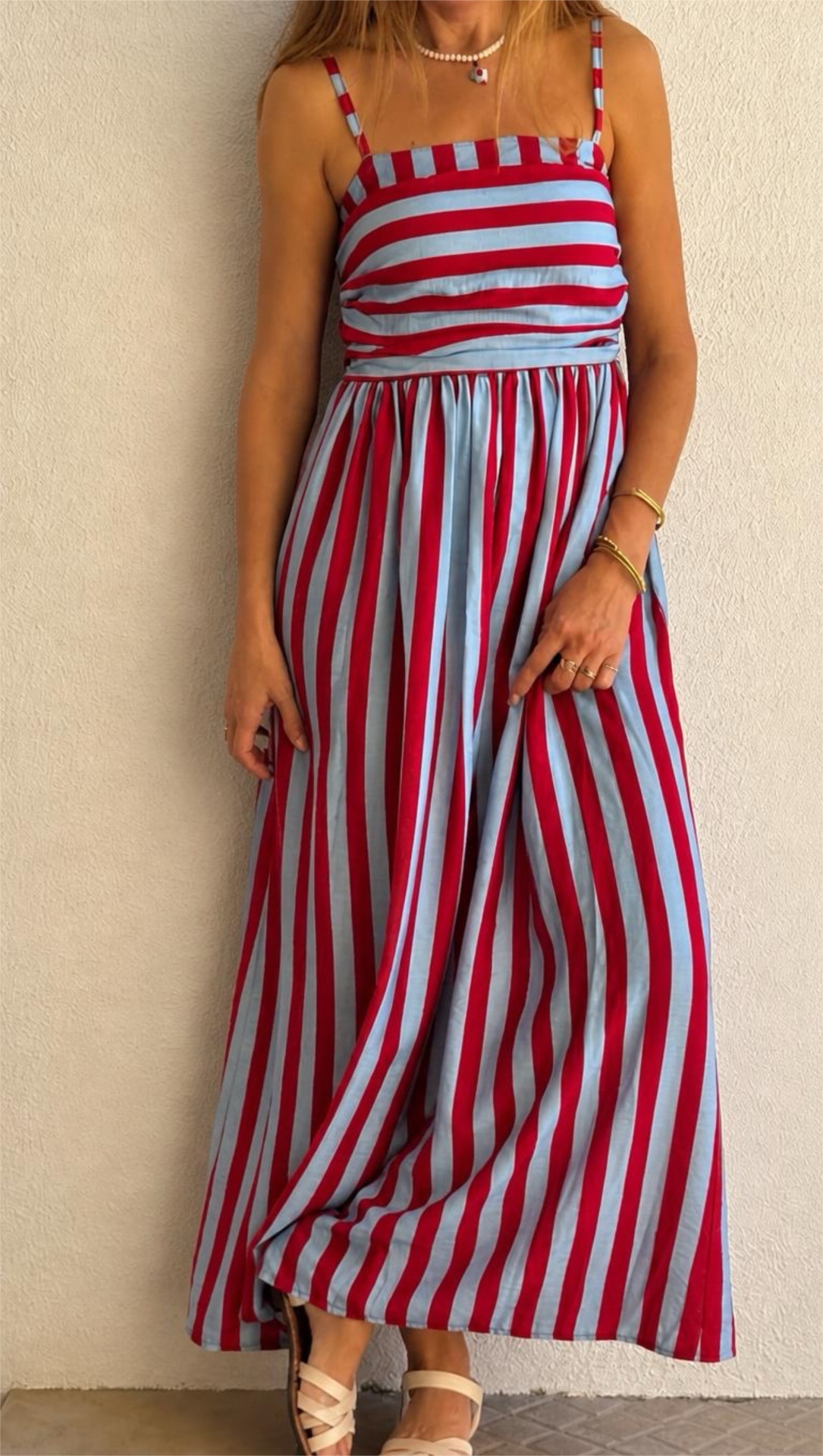 Vestido longo de riscas vermelhas e azuis com alças finas
