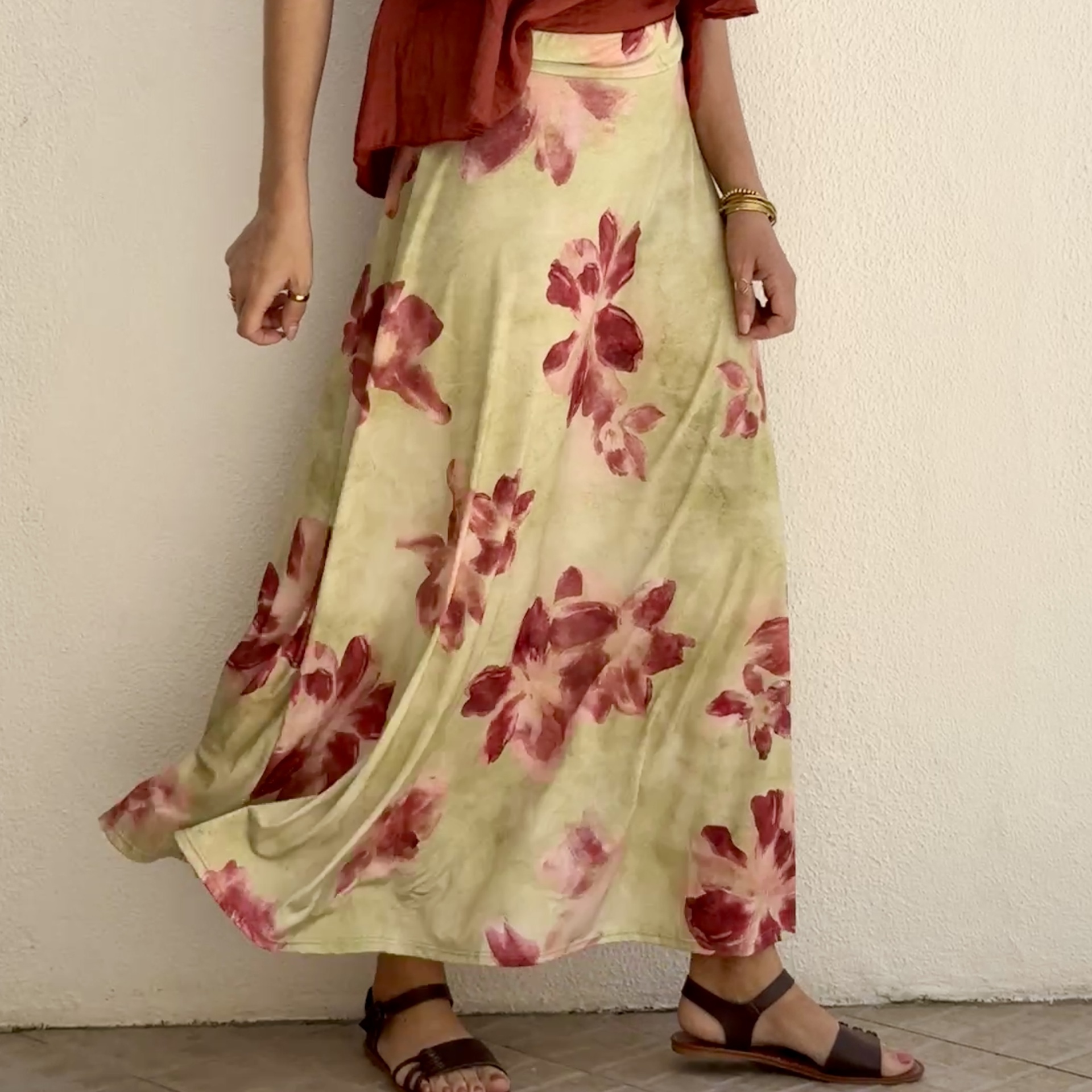 Saia midi amarela com flores vermelhas e sandálias castanhas