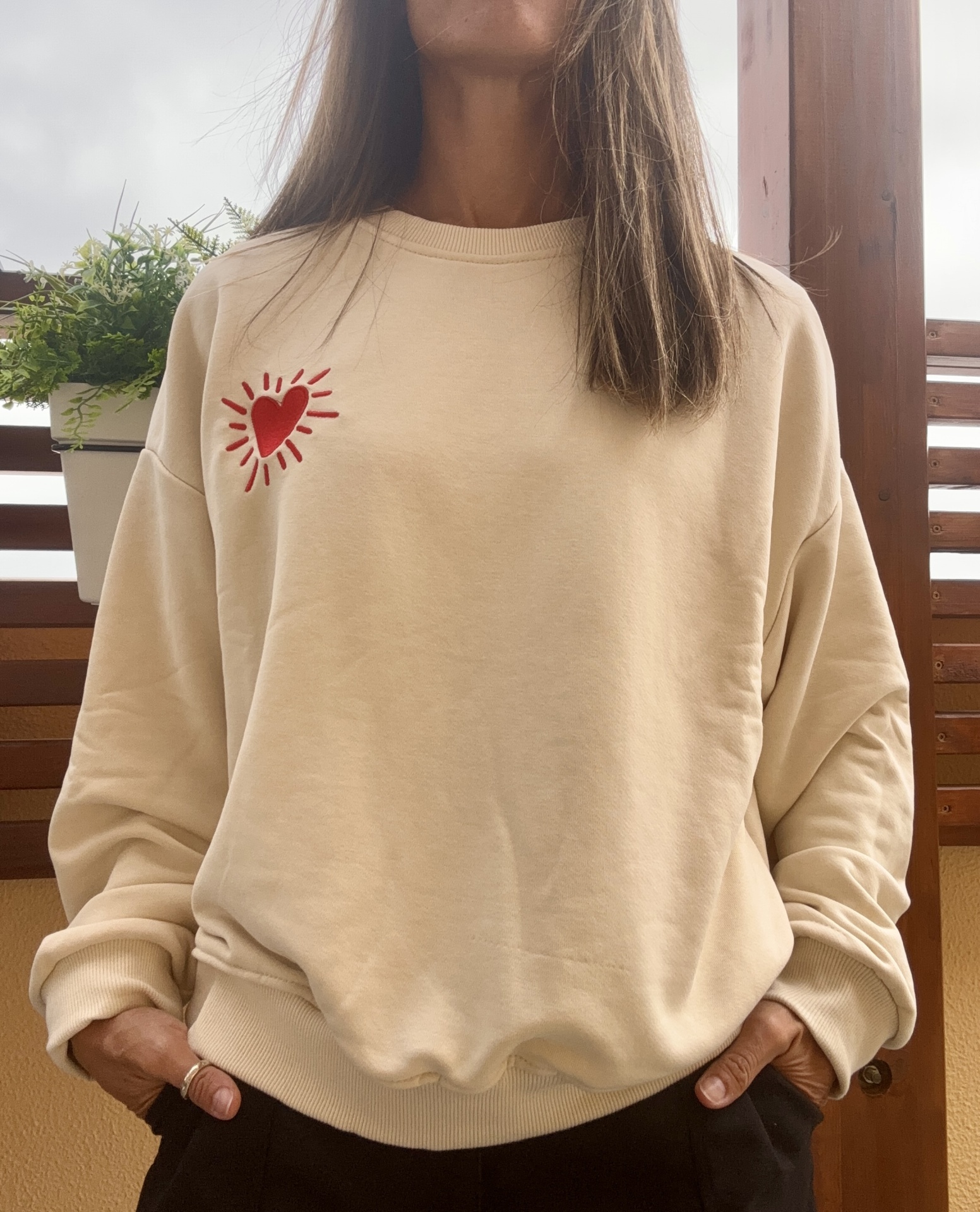 Sweatshirt bege com coração vermelho estampado no peito