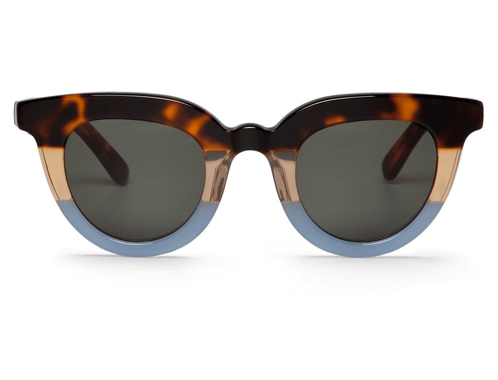 Óculos de sol com armação em padrão tartaruga e detalhes em azul