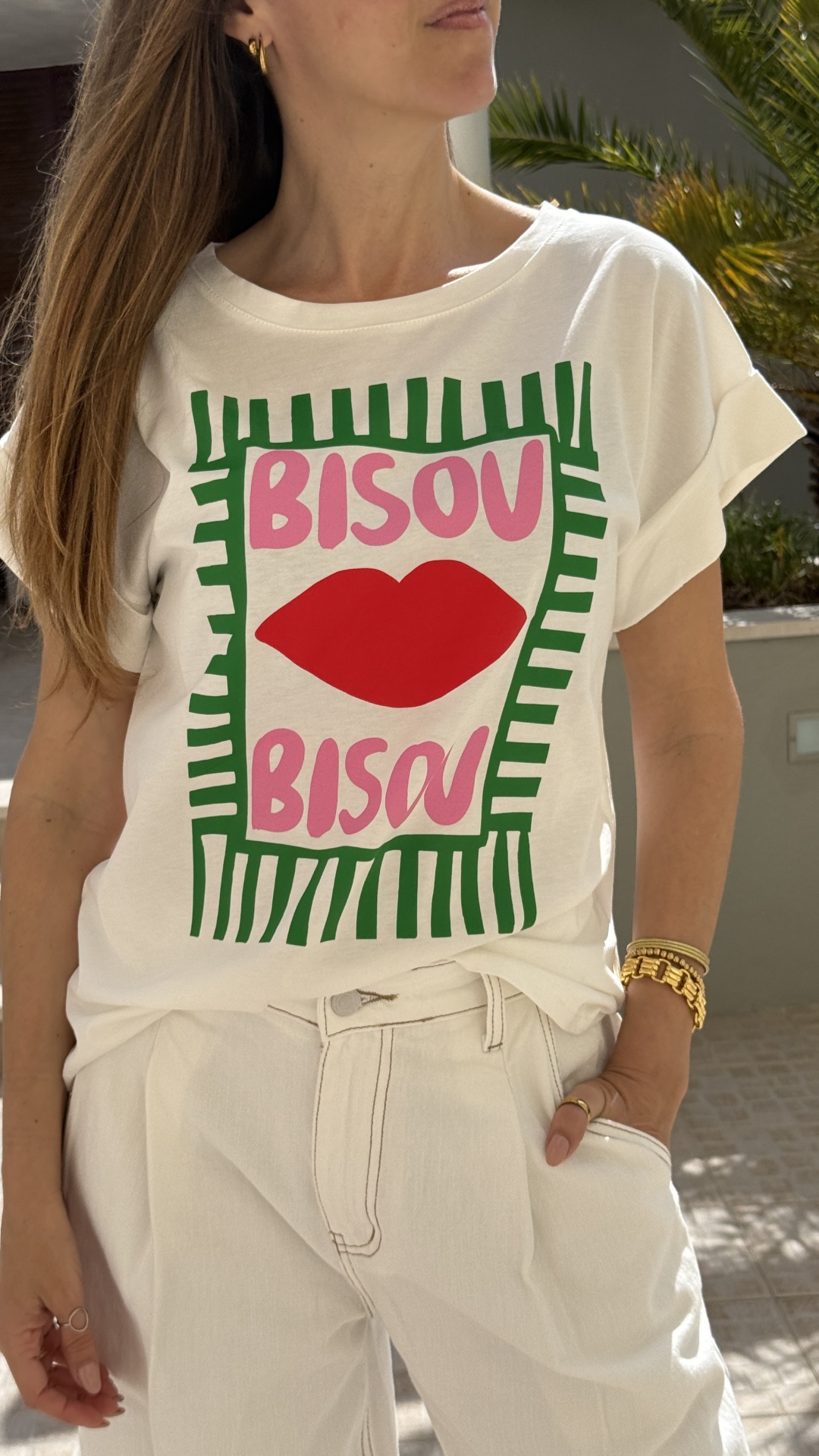T-shirt branca com estampado colorido BISOU BISOU e lábios vermelhos
