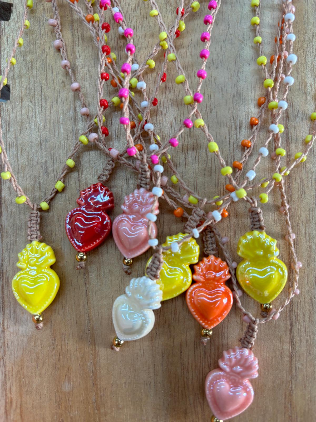 Colares com pendente de coração flamejante em cerâmica colorida com cordão trançado e contas coloridas