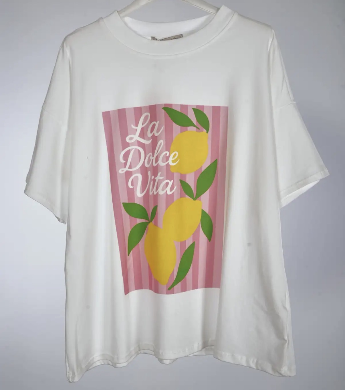 T-shirt branca com estampa de limões e texto La Dolce Vita