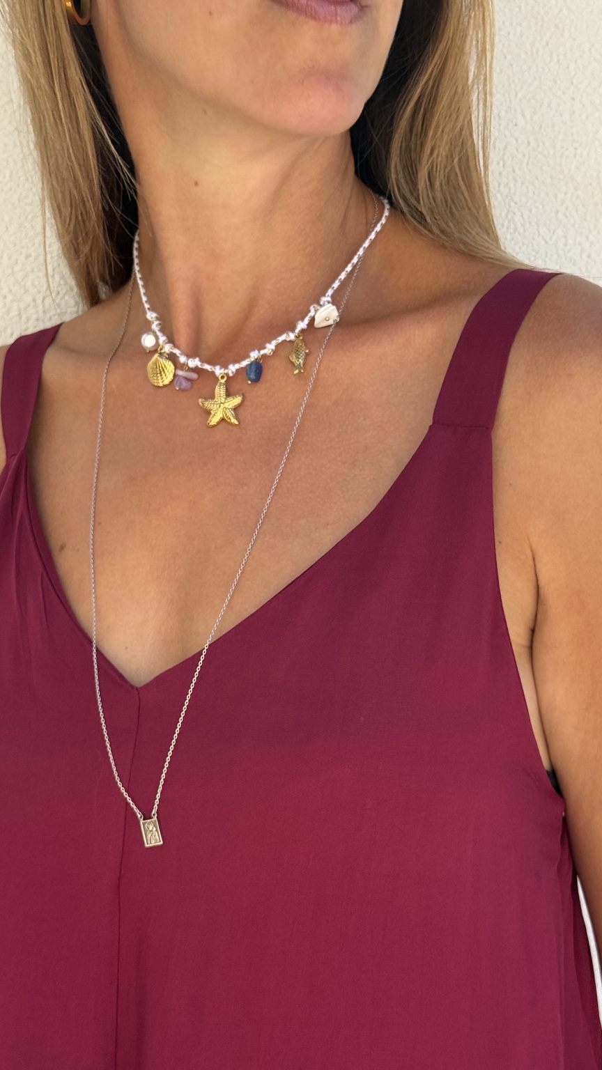 Colar com pendentes dourados e pedras coloridas usado com vestido bordeaux