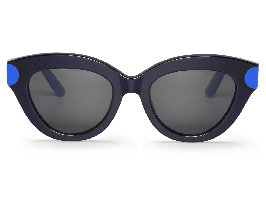 Óculos de sol com armação preta e detalhes azuis