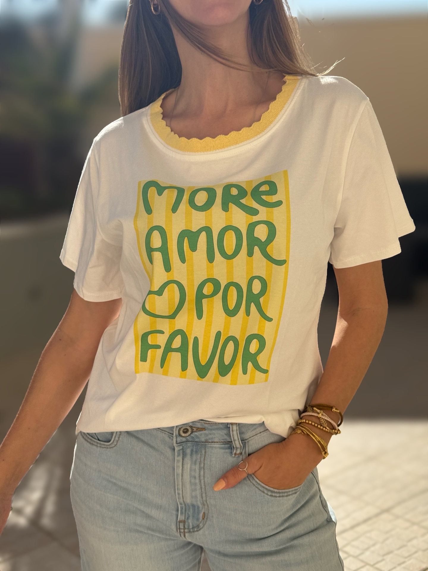 T-shirt branca com estampa colorida e jeans claros