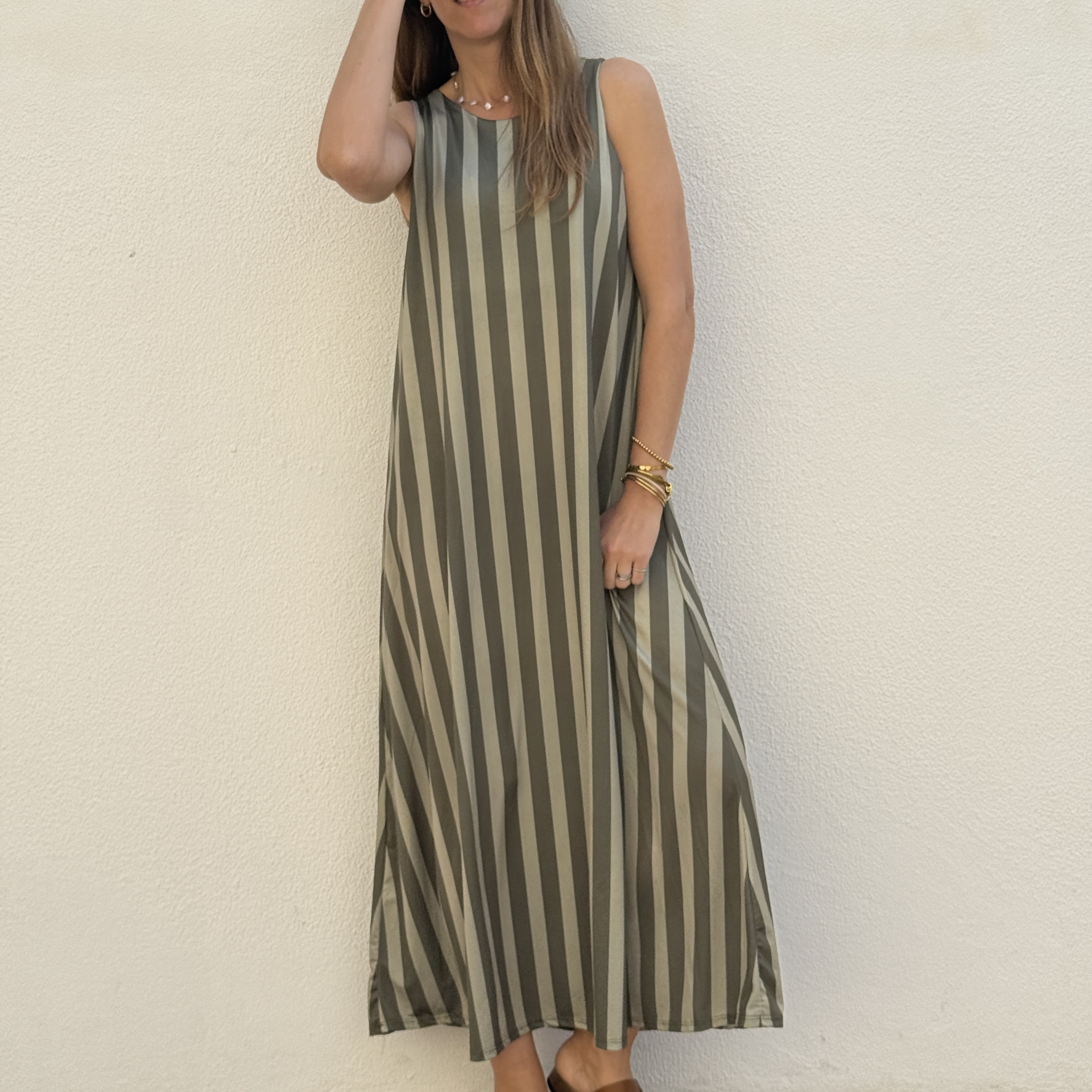 Vestido sem mangas riscado verde com tecido leve