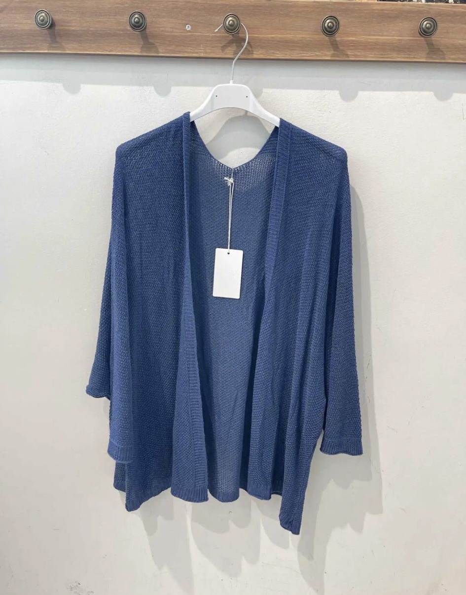 Casaco de malha azul escuro pendurado