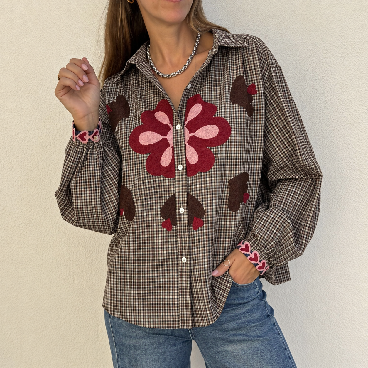 Camisa feminina xadrez com estampas florais e detalhes em forma de coração nas mangas