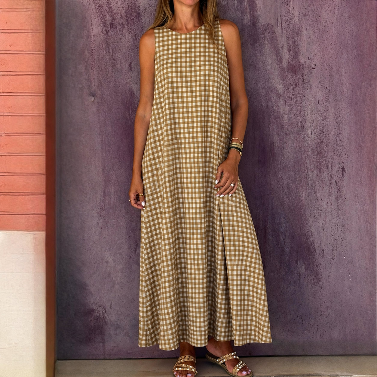 Vestido comprido xadrez castanho claro e branco em fundo roxo.