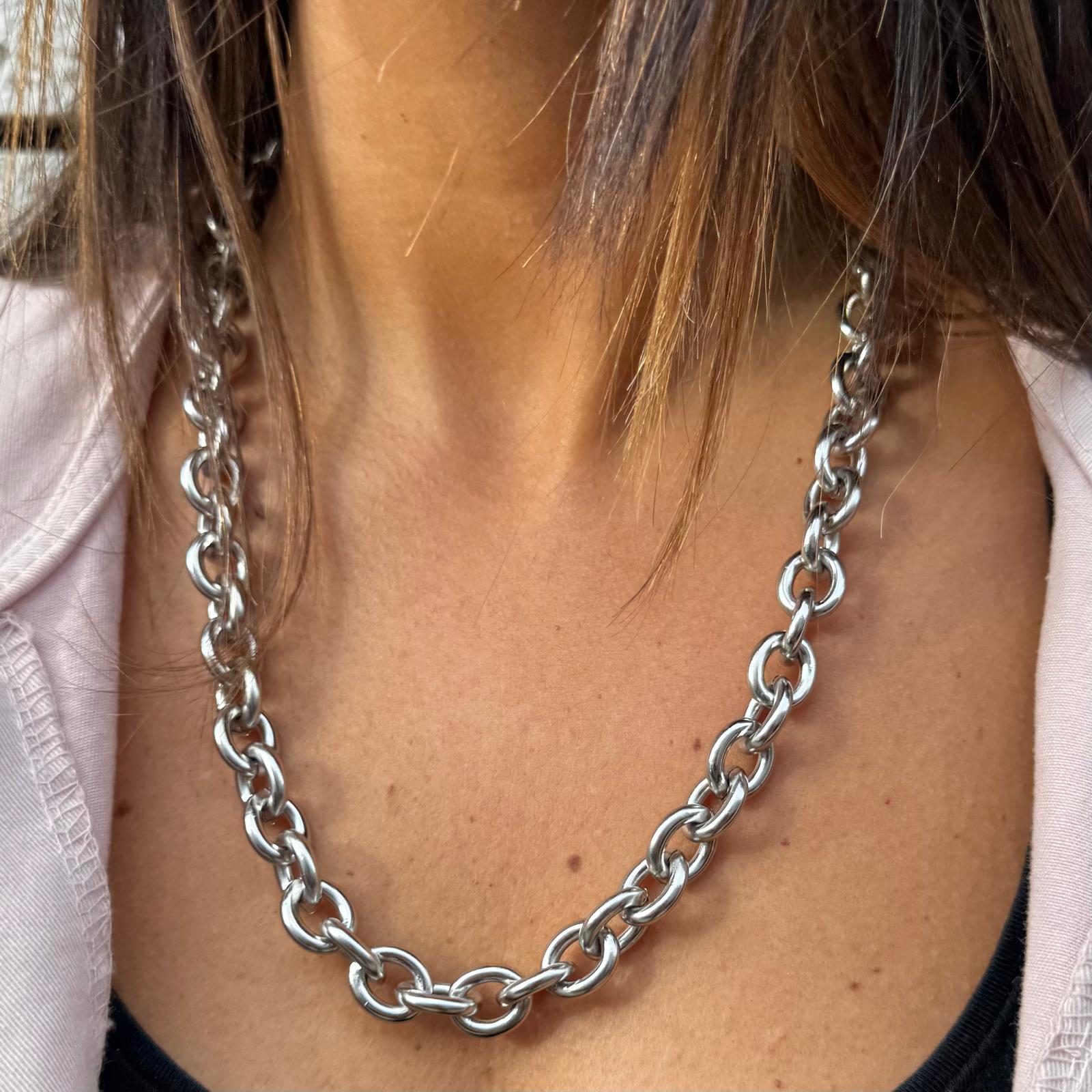 Colar de elos grandes em metal prateado