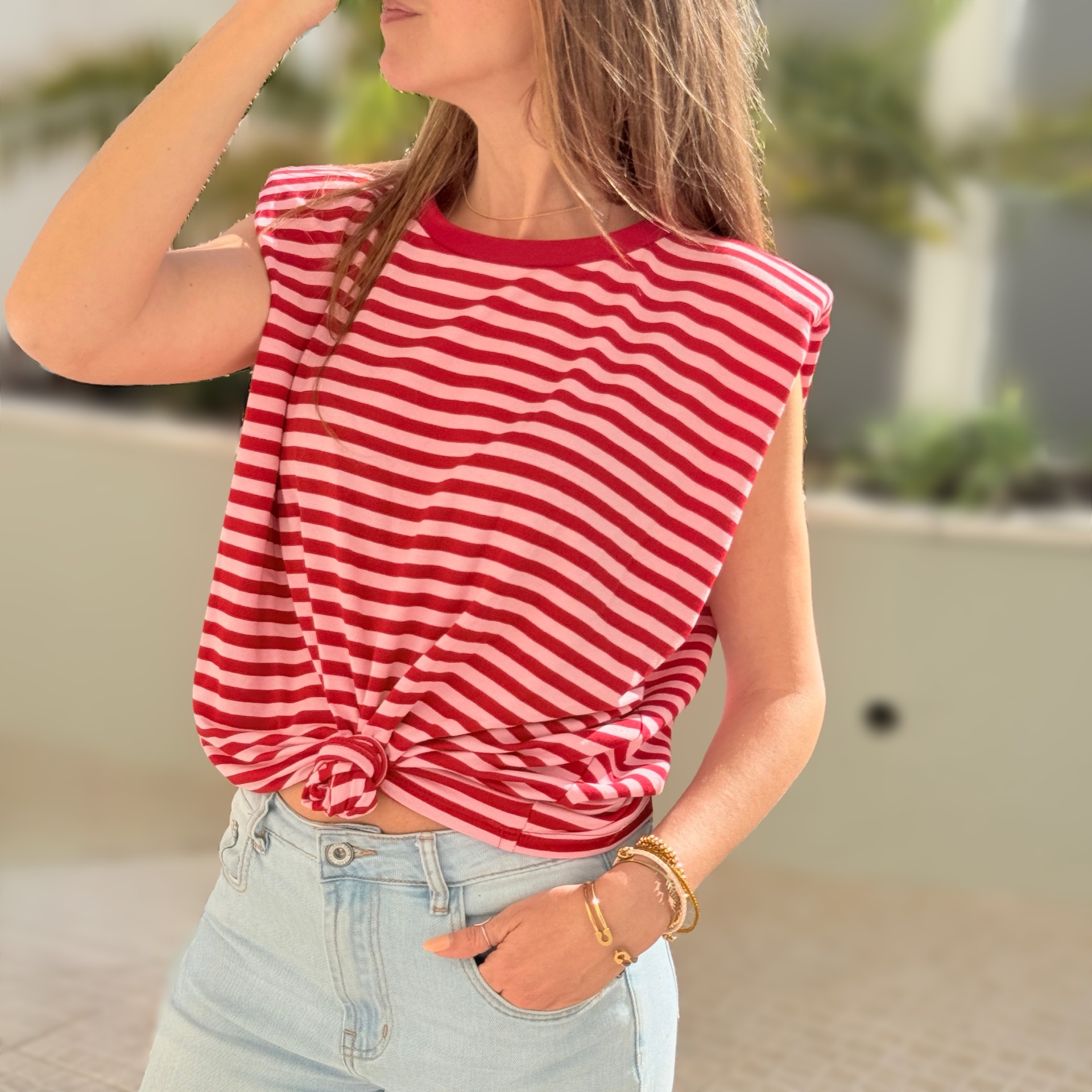 Top às riscas vermelhas e cor-de-rosa com nó frontal e calças de ganga azul claro