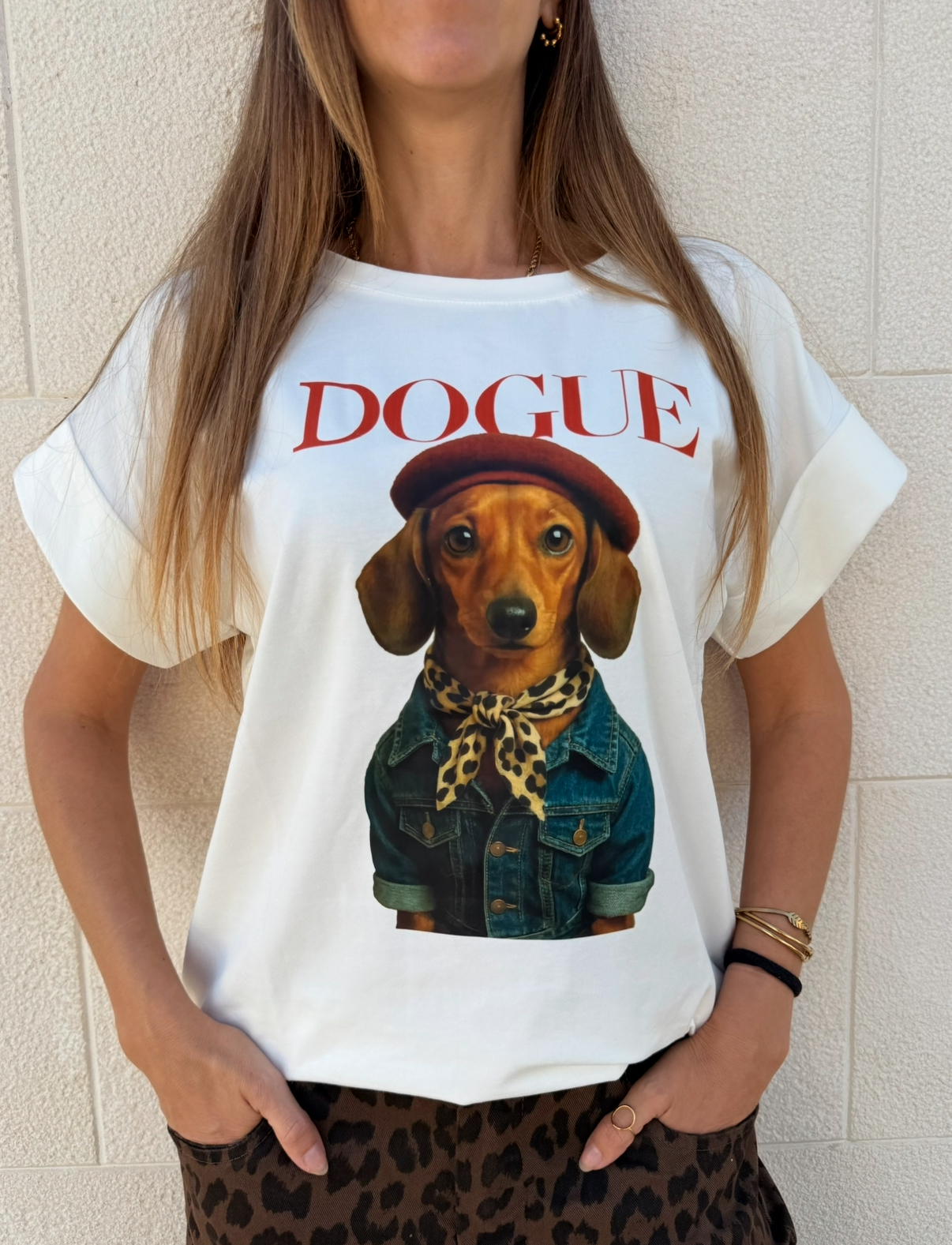 T-shirt branca com cão vestido e texto DOGUE