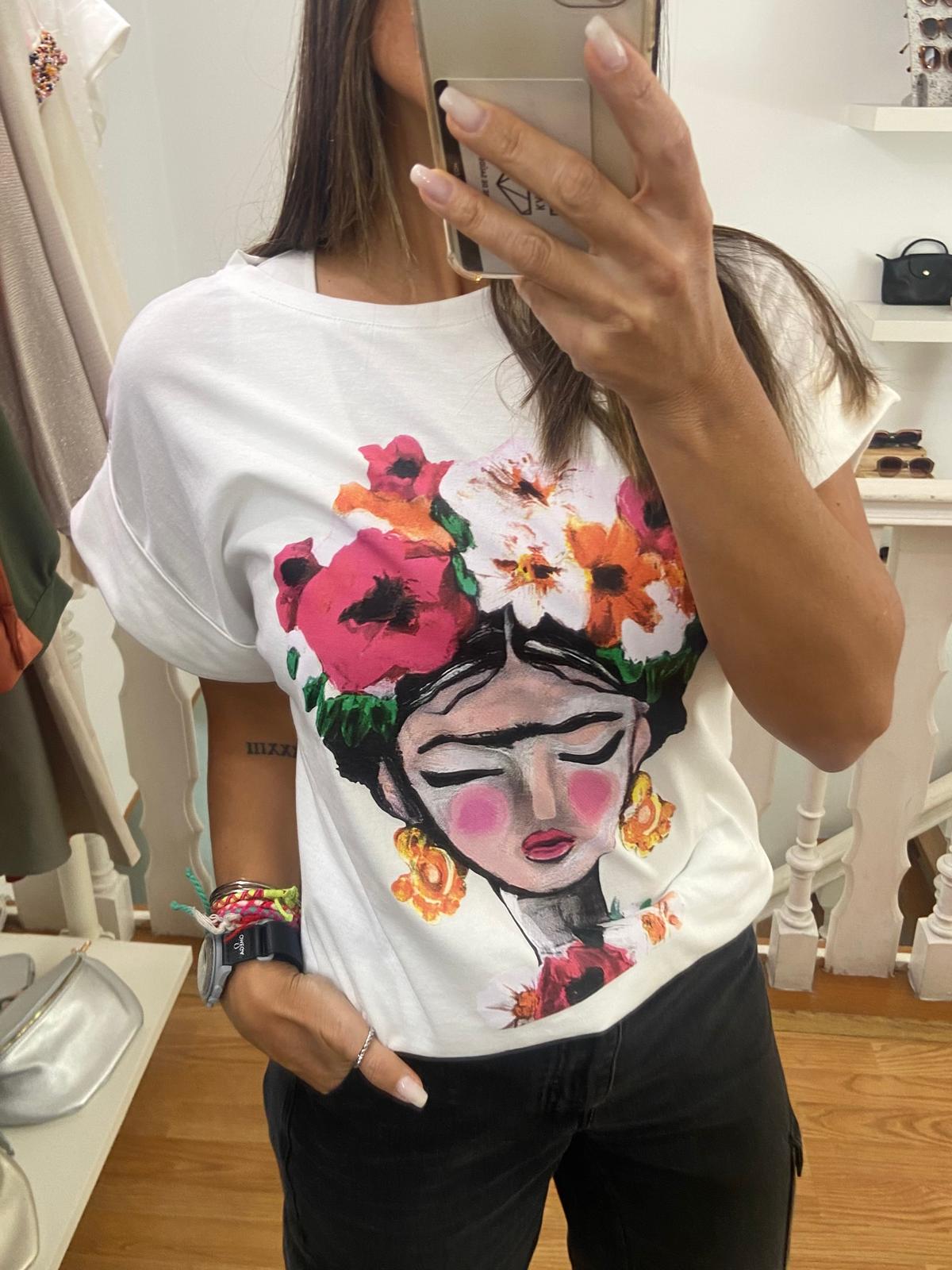 T-shirt branca com estampado colorido de rosto feminino com flores grandes na cabeça