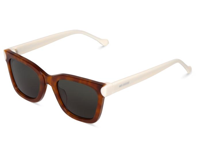 Óculos de sol castanhos com hastes brancas e lentes escuras