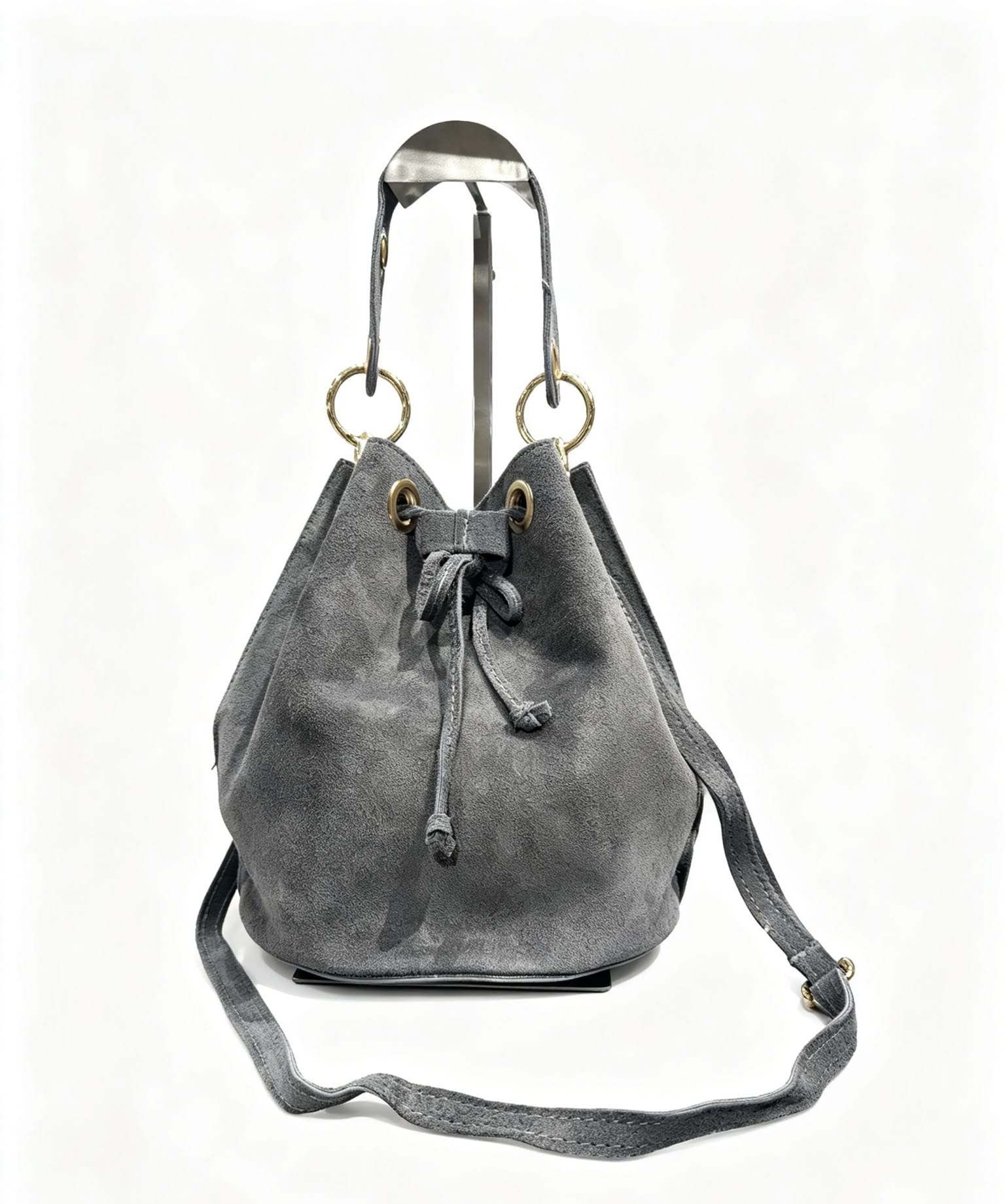 Mochila cinzenta de camurça com cordão e argolas douradas