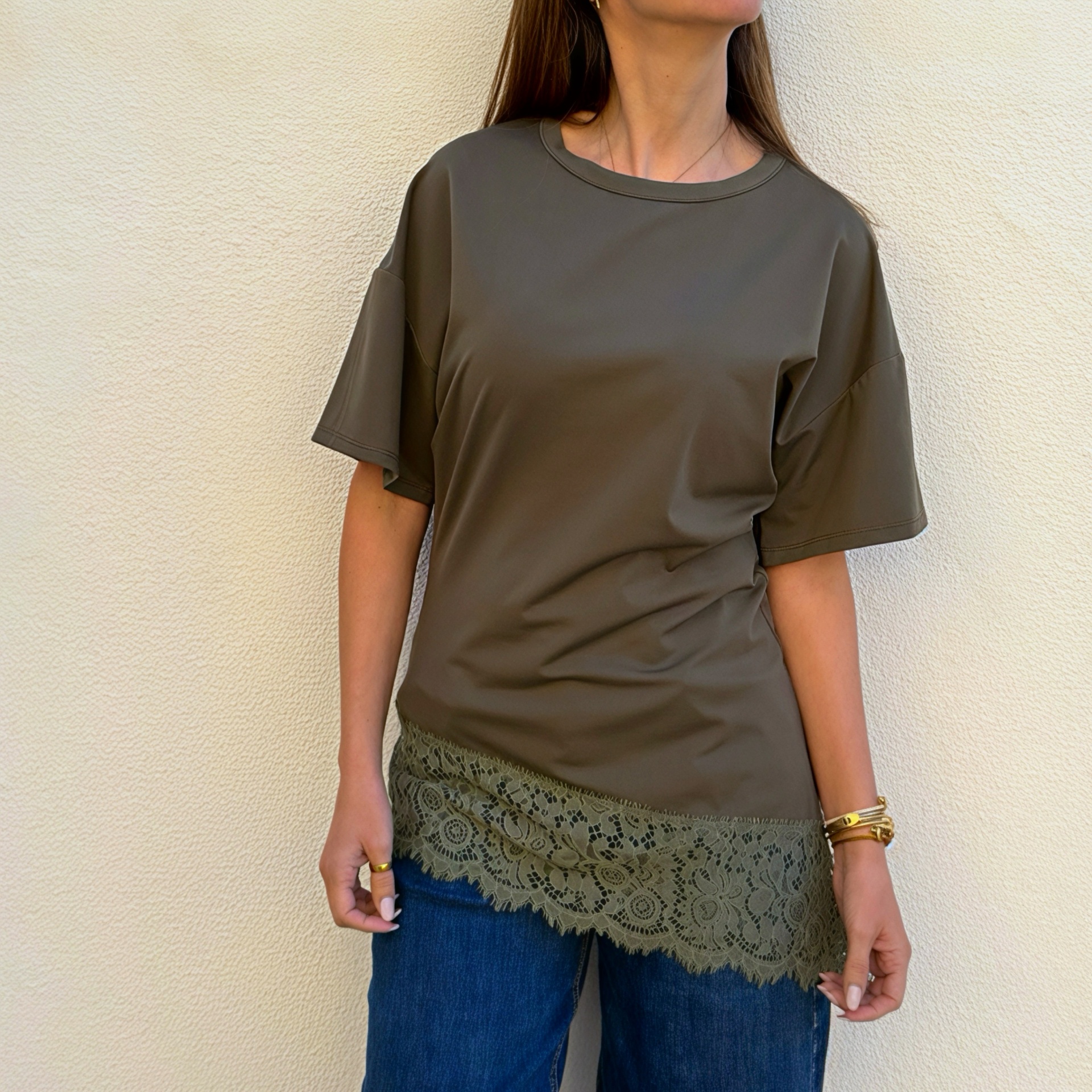 T-shirt feminina verde-oliva com renda na parte inferior