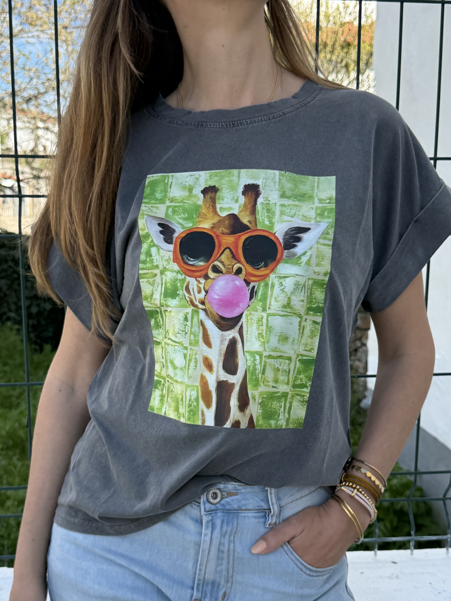 T-shirt cinzenta com estampa de girafa com óculos de sol e chiclete