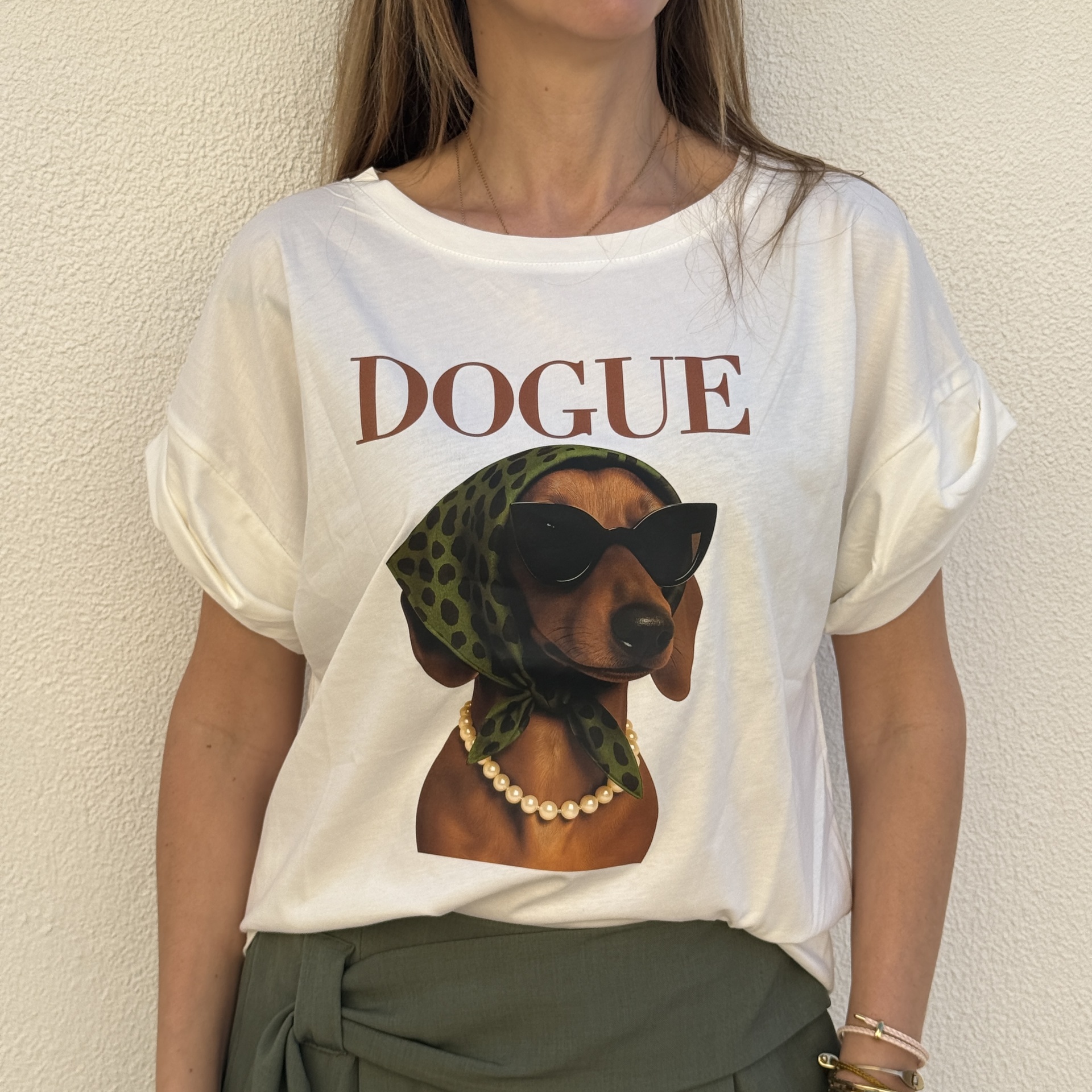 T-shirt branca com estampa de cão Dachshund usando acessórios e texto DOGUE