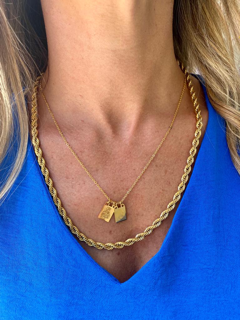 Colares dourados femininos sobre camisa azul