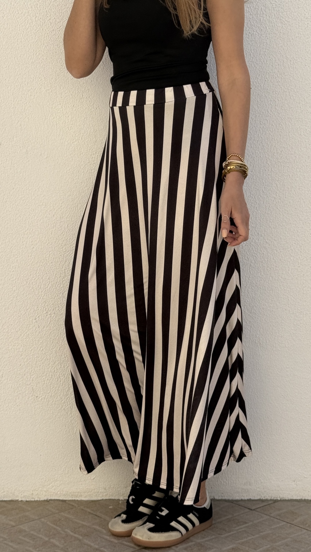 Saia longa com riscas verticais em preto e branco