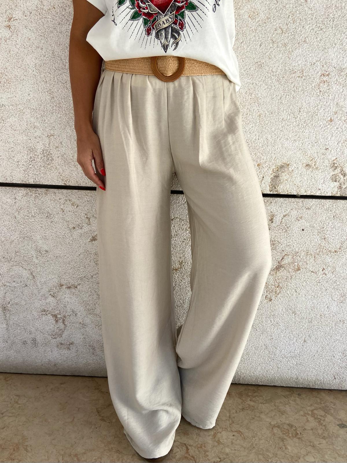 Calças largas bege com cinto de palha e t-shirt branca estampada