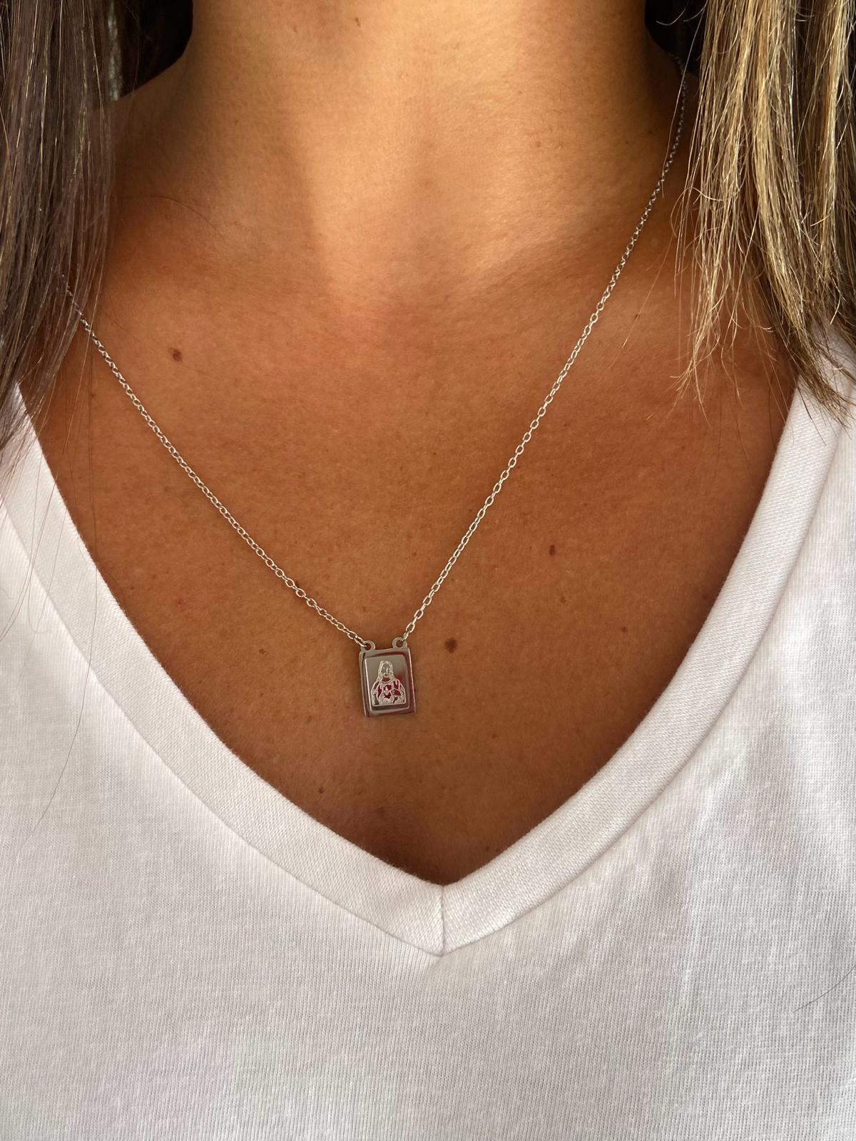 Colar prateado com pendente retangular com imagem colorida