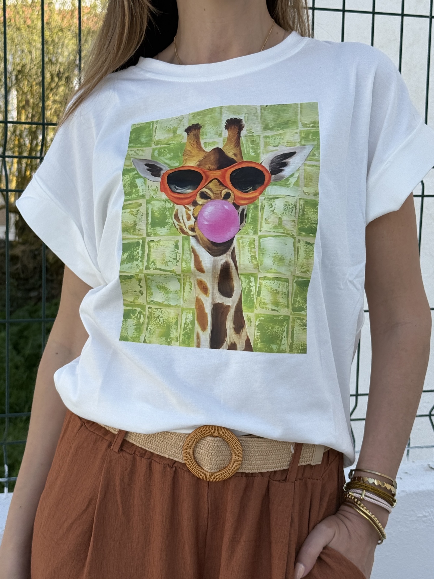 T-shirt branca com estampa de girafa com óculos de sol e pastilha elástica